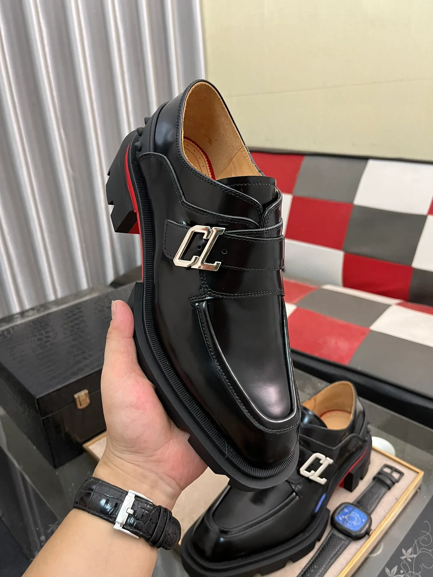 Men's shoes 💰820⌚️⌚️CL New formal leather shoes Christia* Loubouti* red-soled shoes GREGGO men's Oxford shoes Made of imported cowhide/glossy patent leather/stitched contrasting high silk suede. Three-section toe design. Iconic red outsole, the ultimate personalized shoe. Original color cowhide lining. Original Italian leather outsole; fine workmanship brings you a luxurious experience. With its neat silhouette and straightforwardness, GREGGO men's Oxford shoes are Oxford shoes born for city roaming. The elegant lines and classic silhouette exude eternal charm. The black patent leather material is exquisite and eye-catching, adding a sense of luxury to the overall look. The slender toe design is full of elegance, and matched with closed shoelaces of the same color, the sophistication is invisible. The slim sole design provides the shoes with a light foot feel, elegant steps, and a refined and elegant look. Shows outstanding texture.  Standard leather shoe size: 38-44
